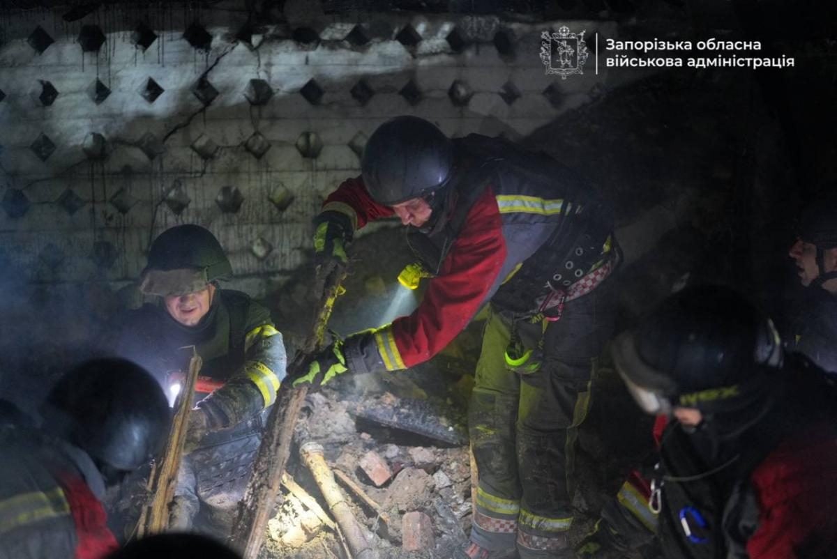 Атака на город Запорожье 06.05.2025, разбор завалов после попадания в жилой дом